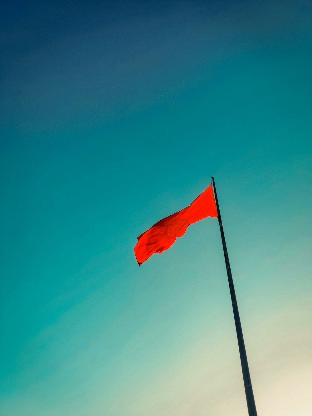 Eine rote Fahne weht hoch am Himmel
