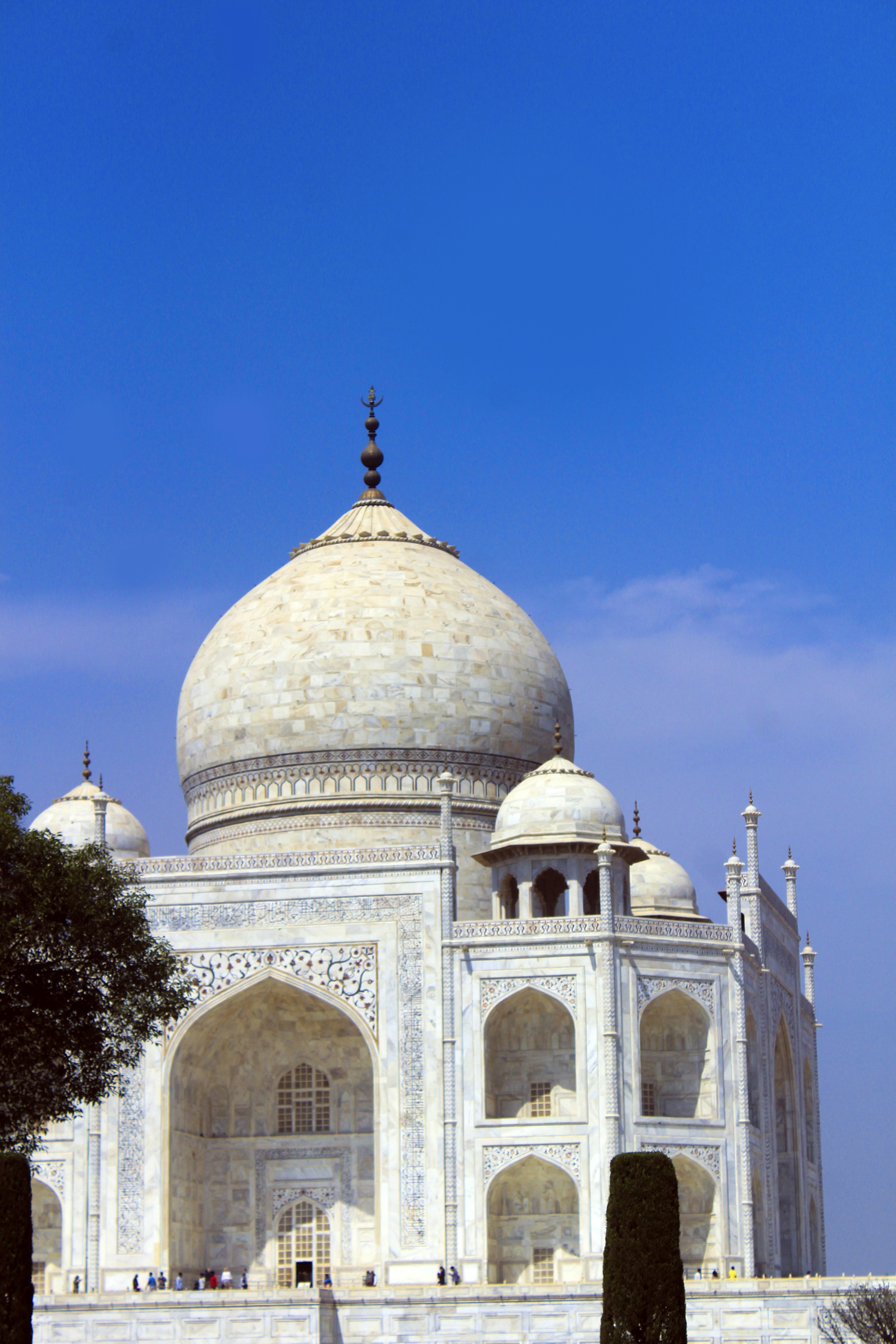 um grande edifício branco com uma cúpula no topo