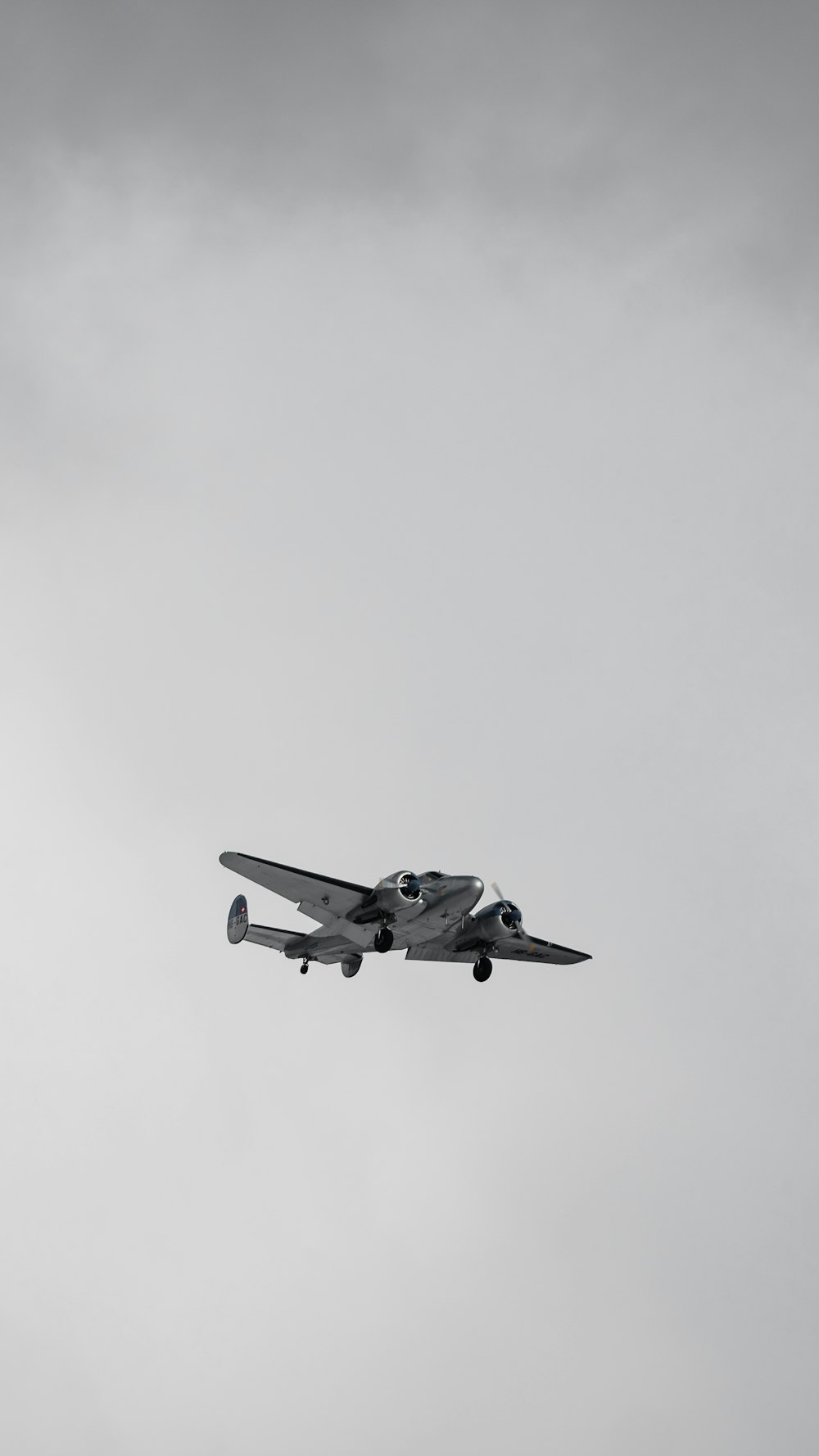 Un avión de combate volando a través de un cielo nublado