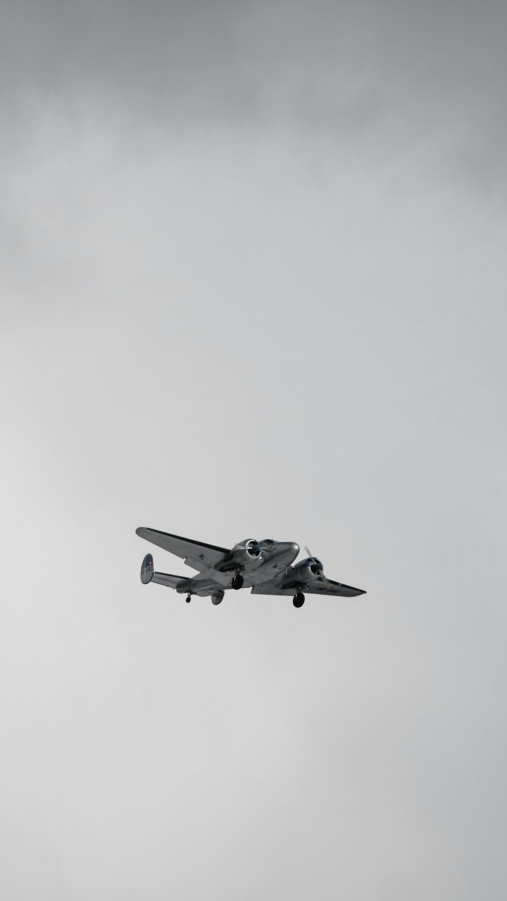 Un jet da combattimento che vola attraverso un cielo nuvoloso