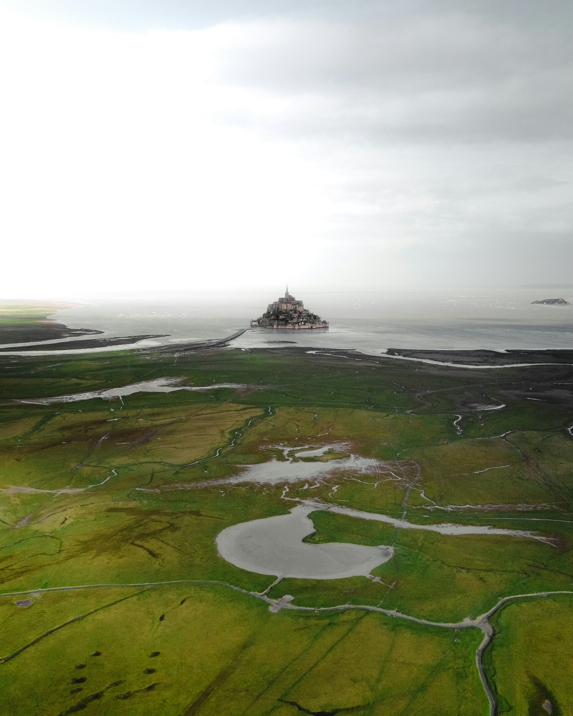 une vue aérienne d’un grand plan d’eau