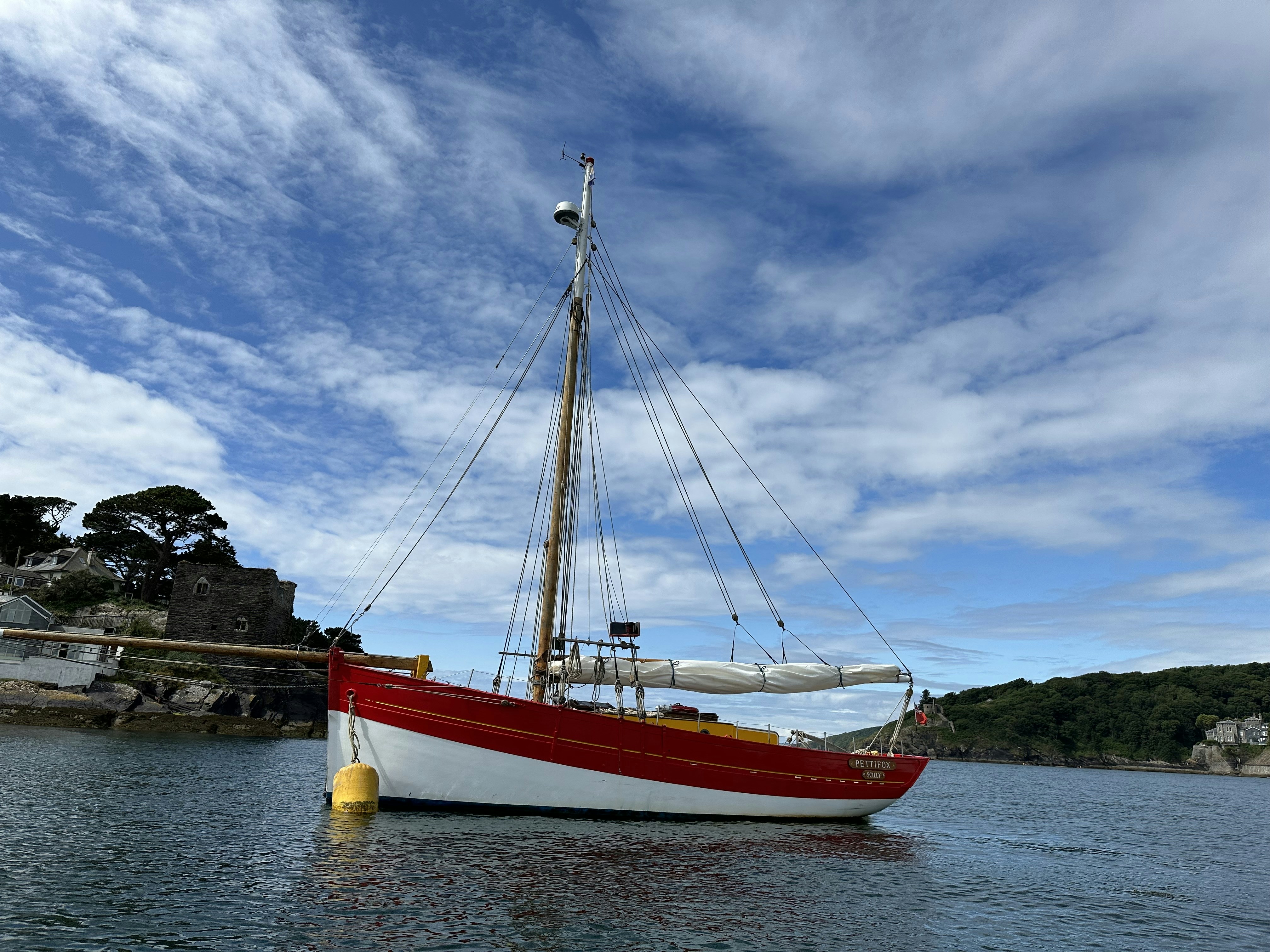 Un bateau rouge et blanc flottant au-dessus d’un plan d’eau photo ...