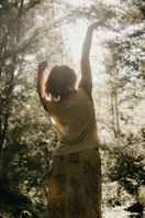 Une personne s'exprime librement lors d'un atelier de danse intuitive en région nantaise