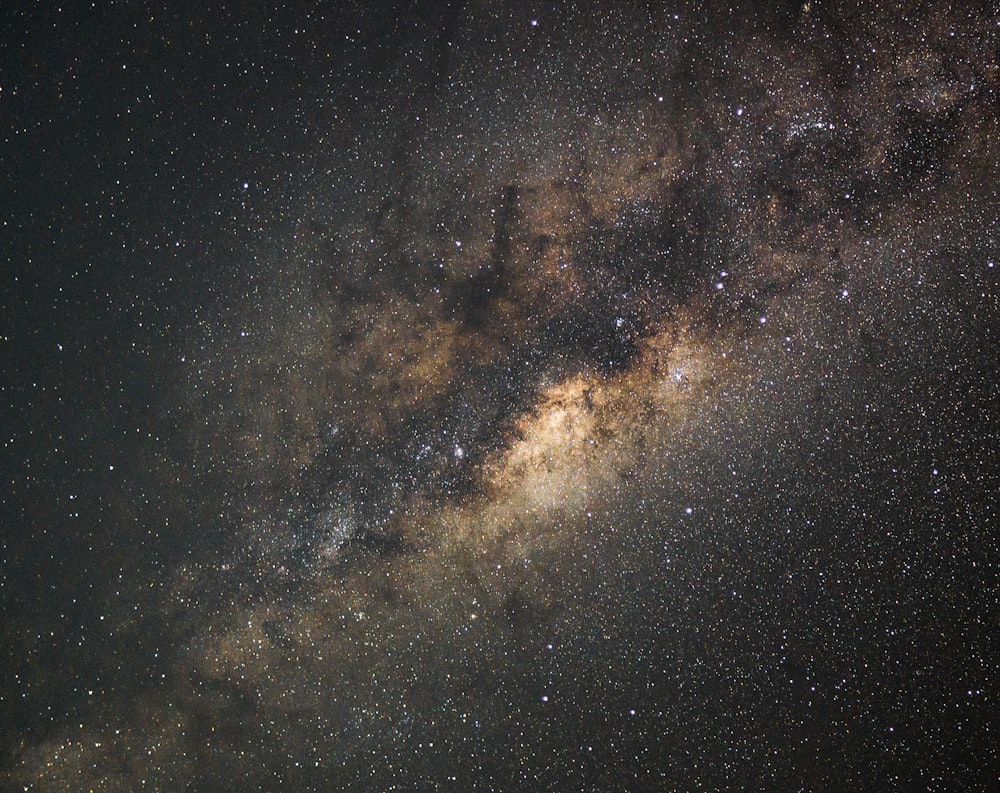 Un ciel nocturne rempli de nombreuses étoiles