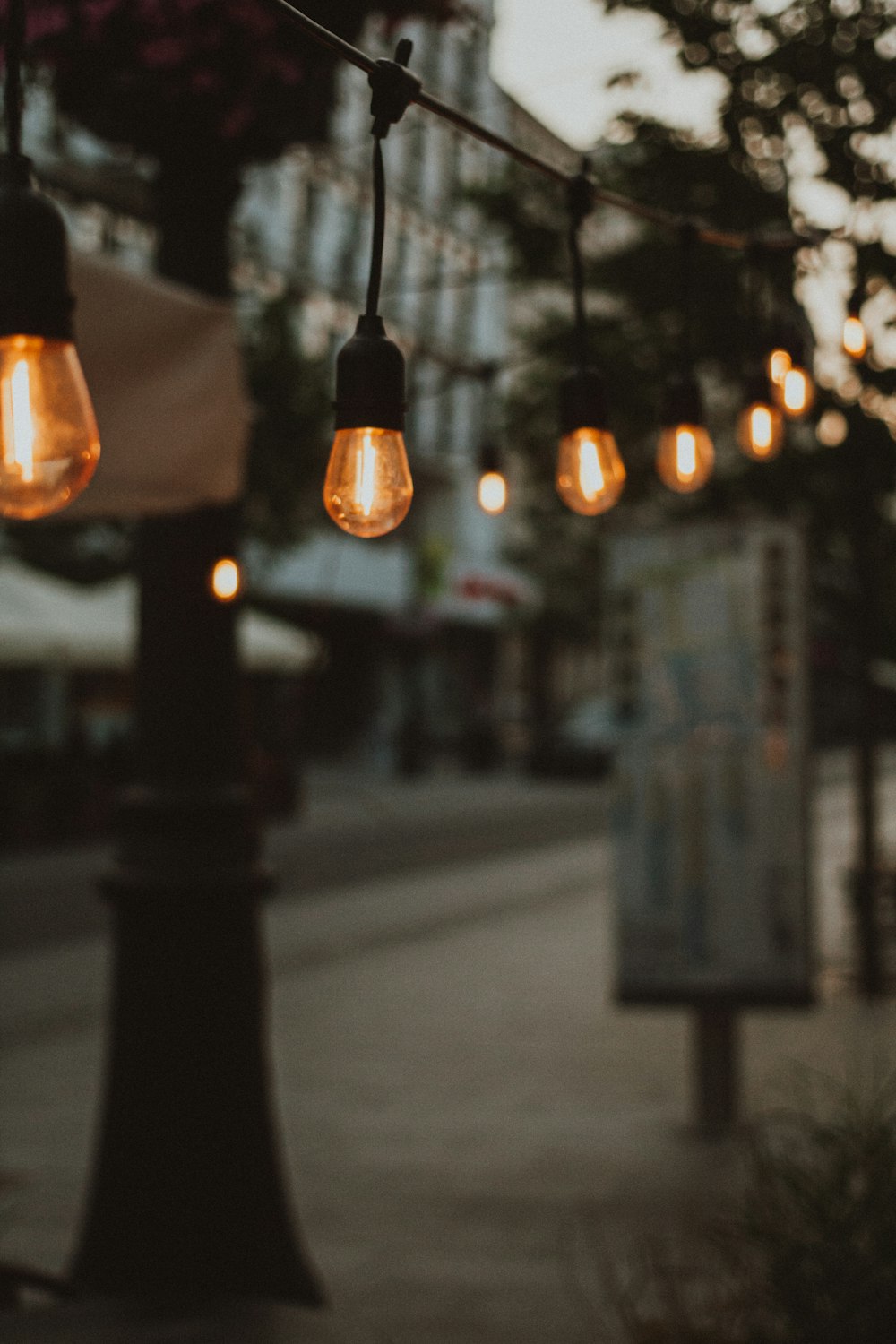 a bunch of lights that are on a pole