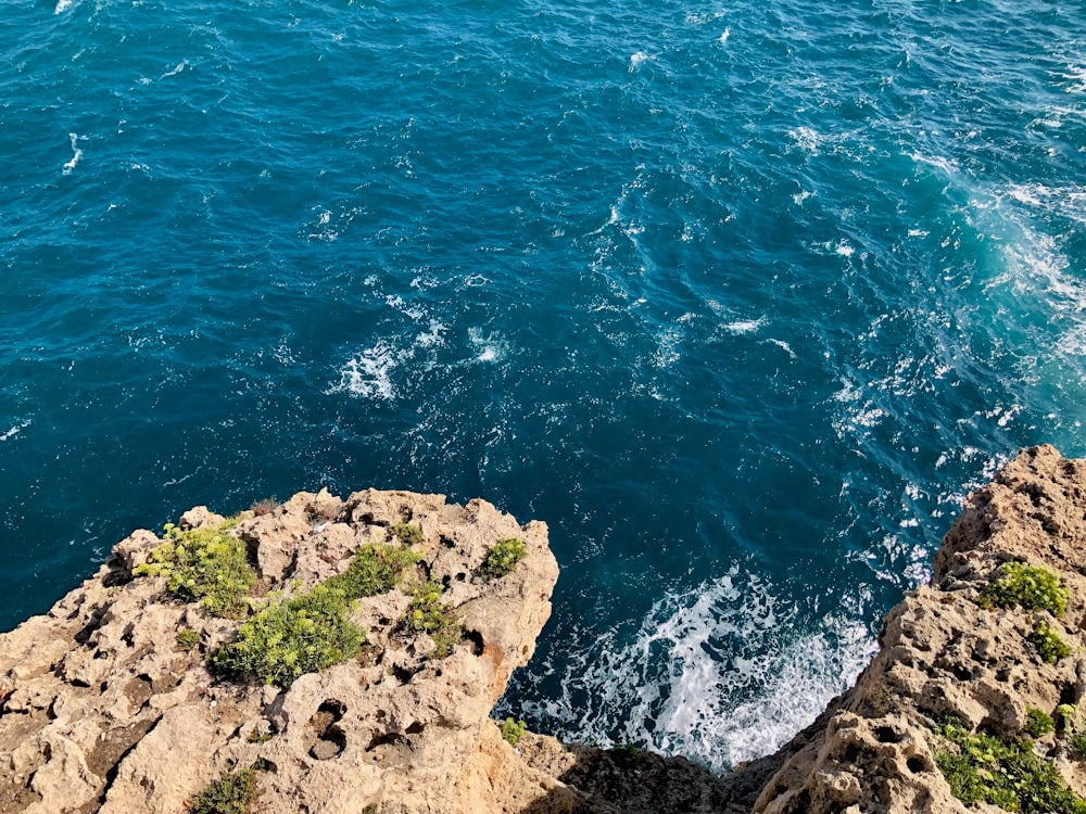 une vue d’un plan d’eau depuis une falaise