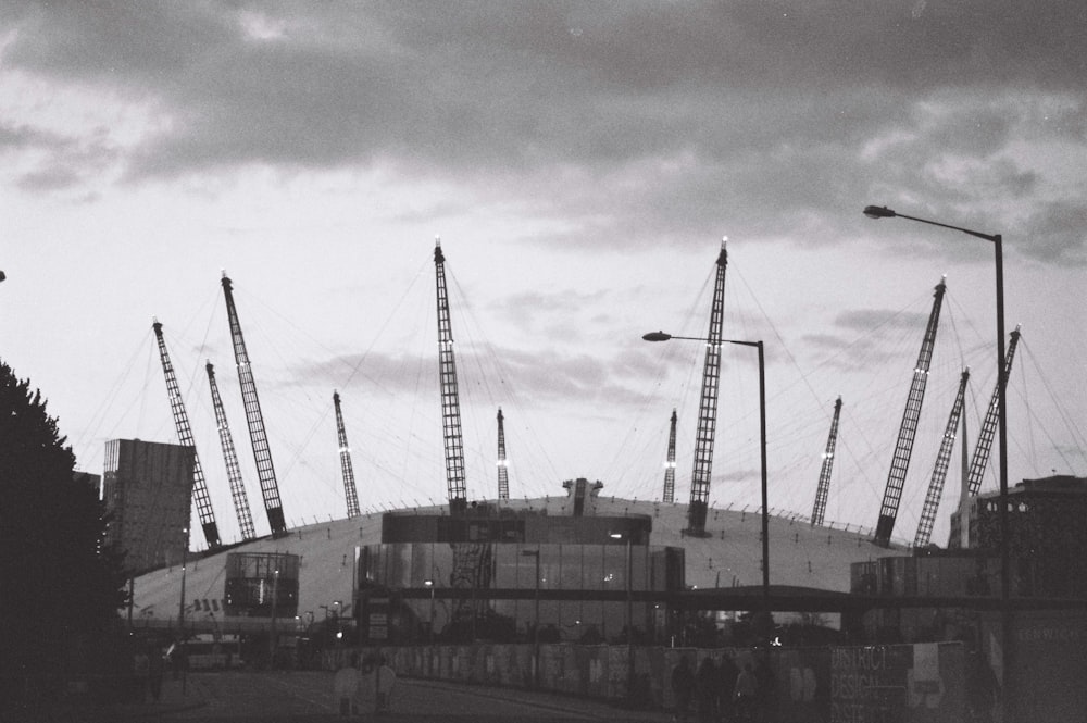 Una foto en blanco y negro de un edificio en construcción