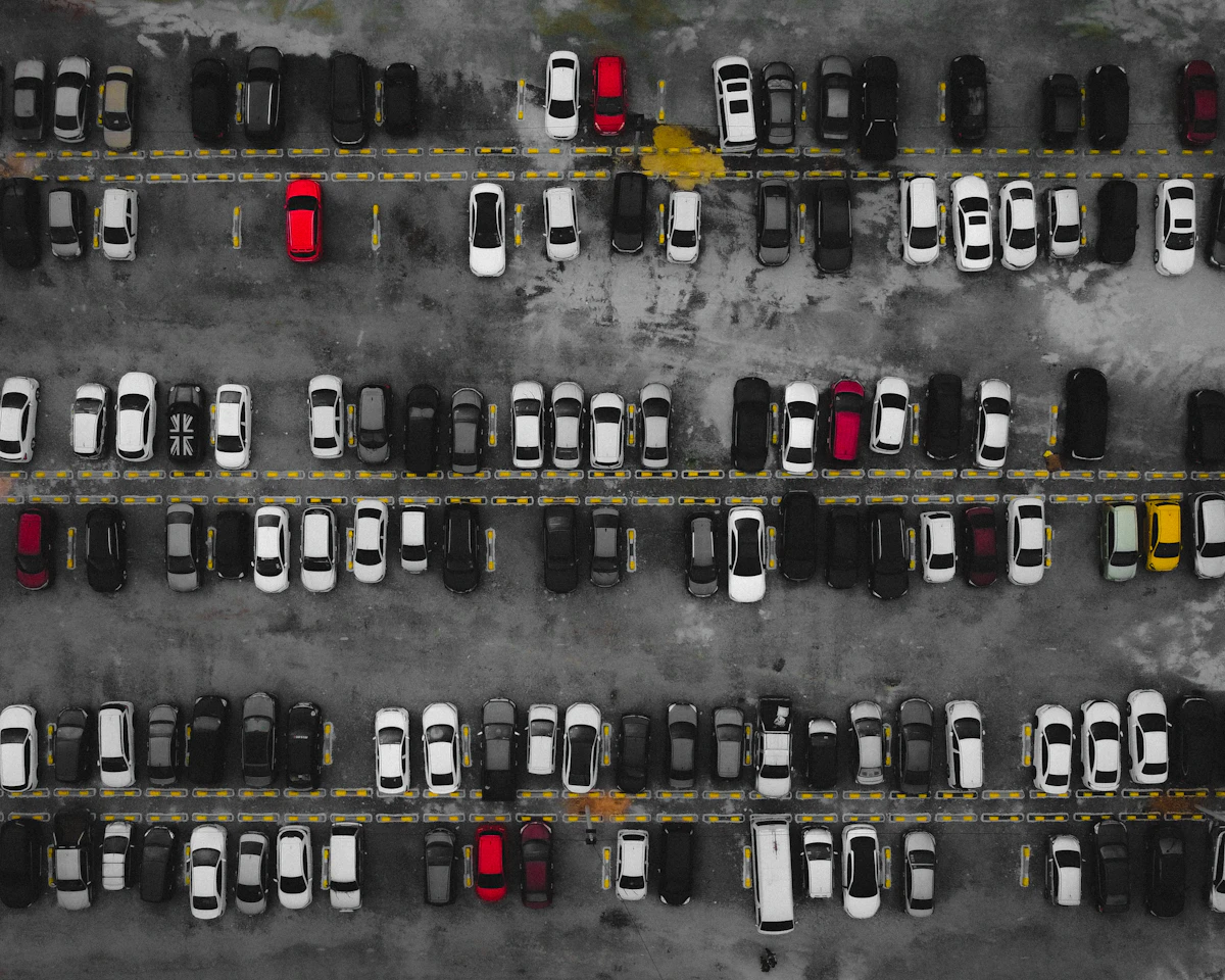 Luftaufnahme eines Parkplatzes voller Fahrzeuge