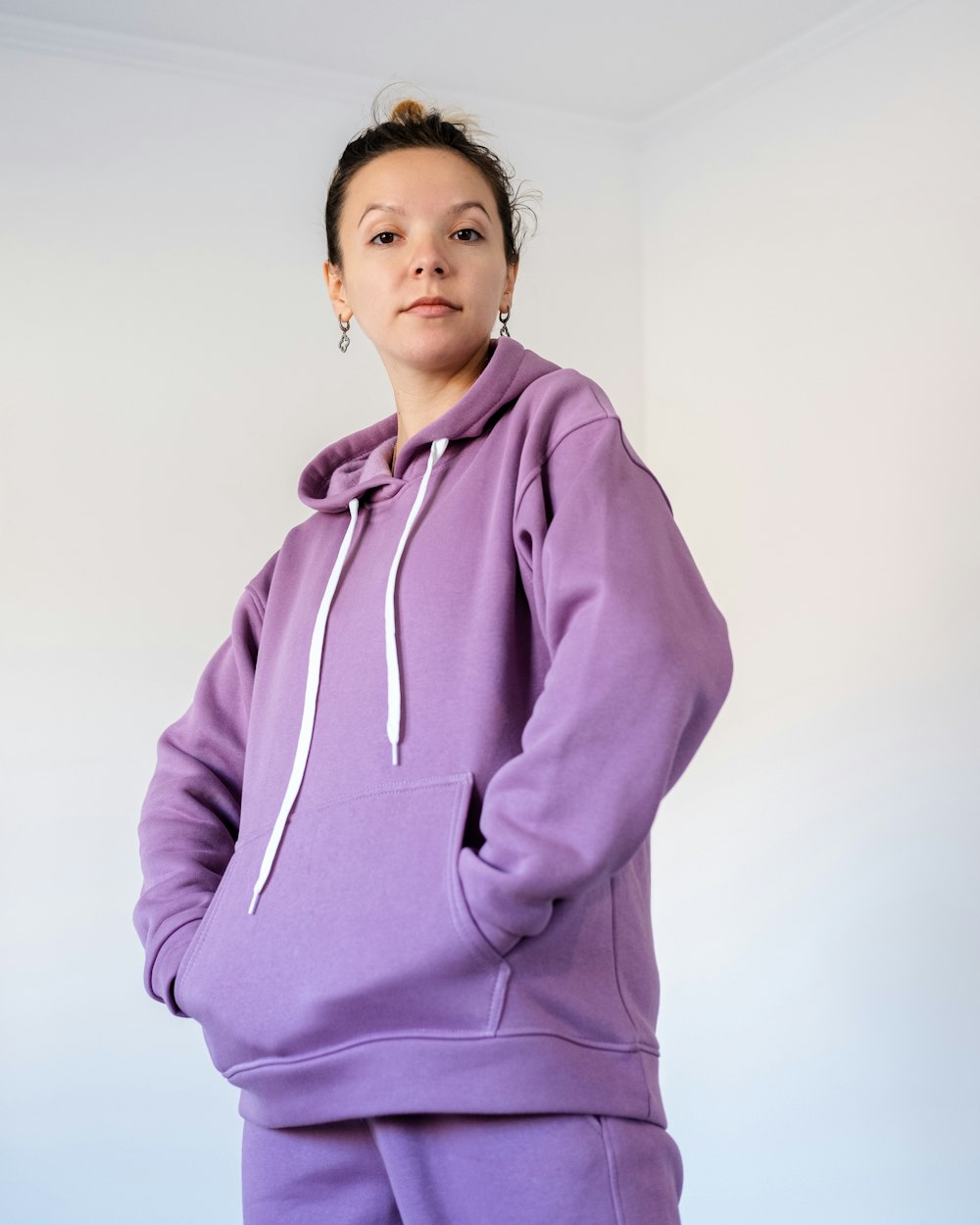 A woman in a purple sweatshirt and sweatpants photo – Free Knitwear Image  on Unsplash