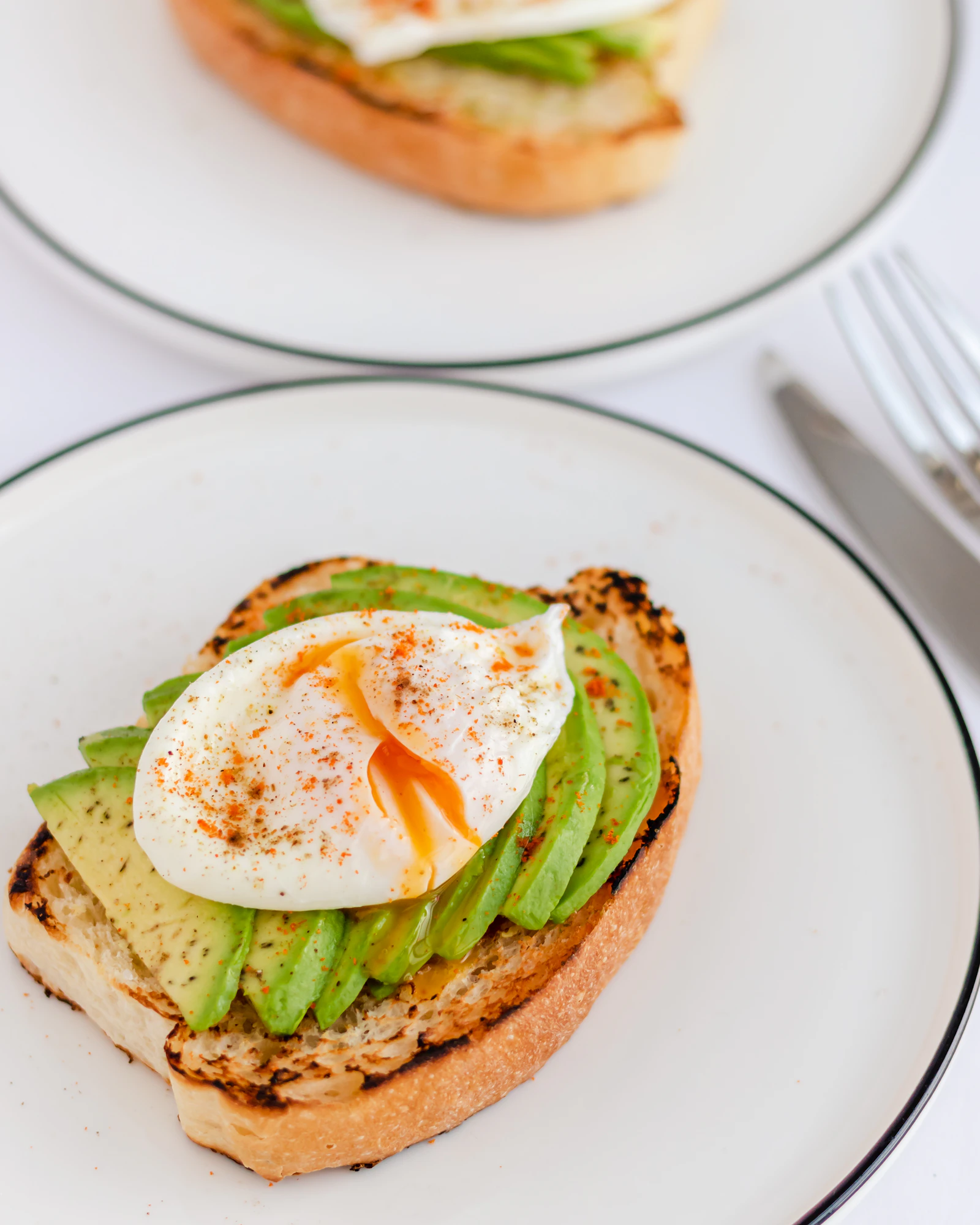 Toast d'avocat et œuf poché sur pain grillé