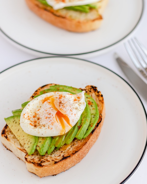 A sandwich with an egg and asparagus on it