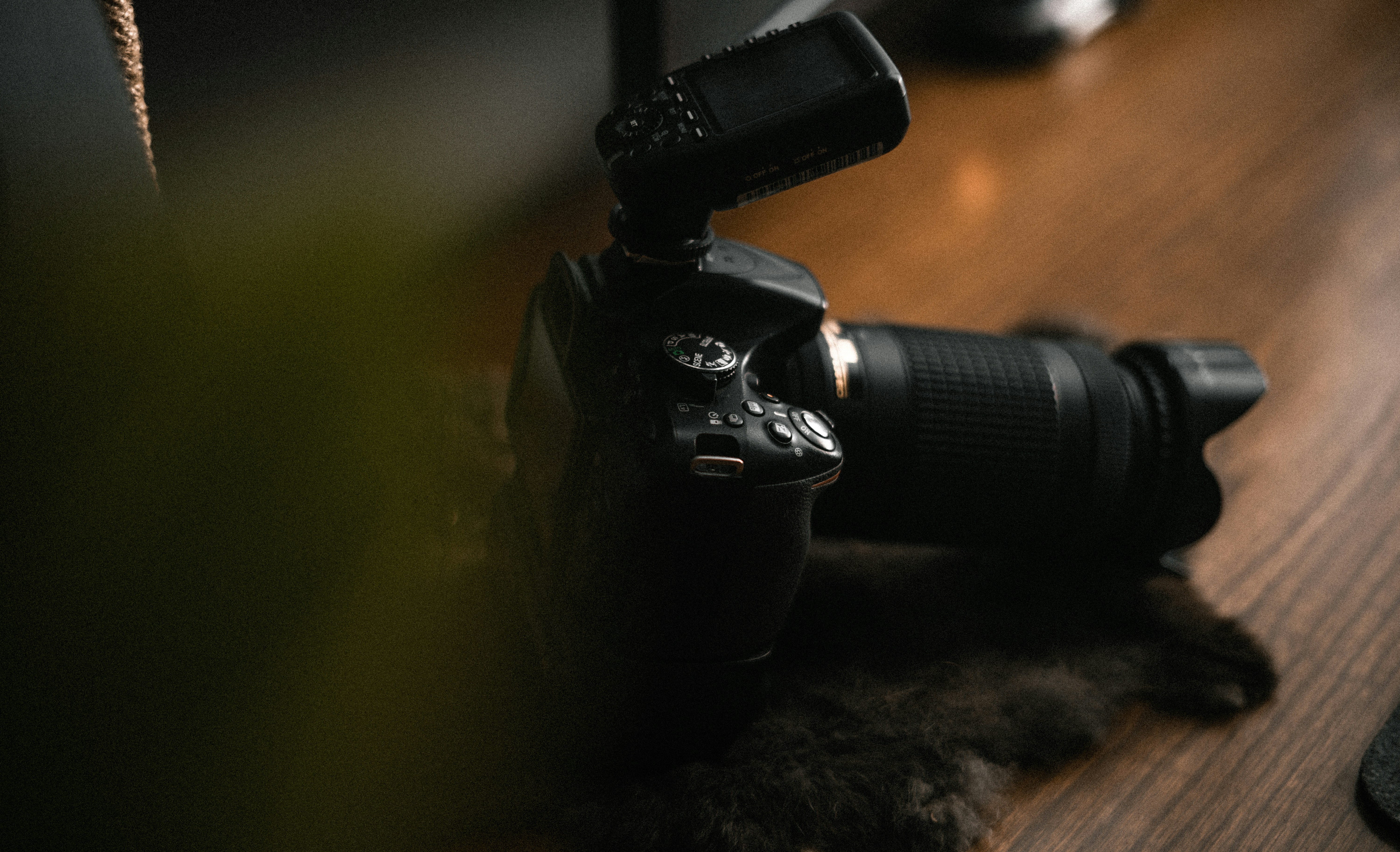 Una cámara sentada encima de una mesa de madera