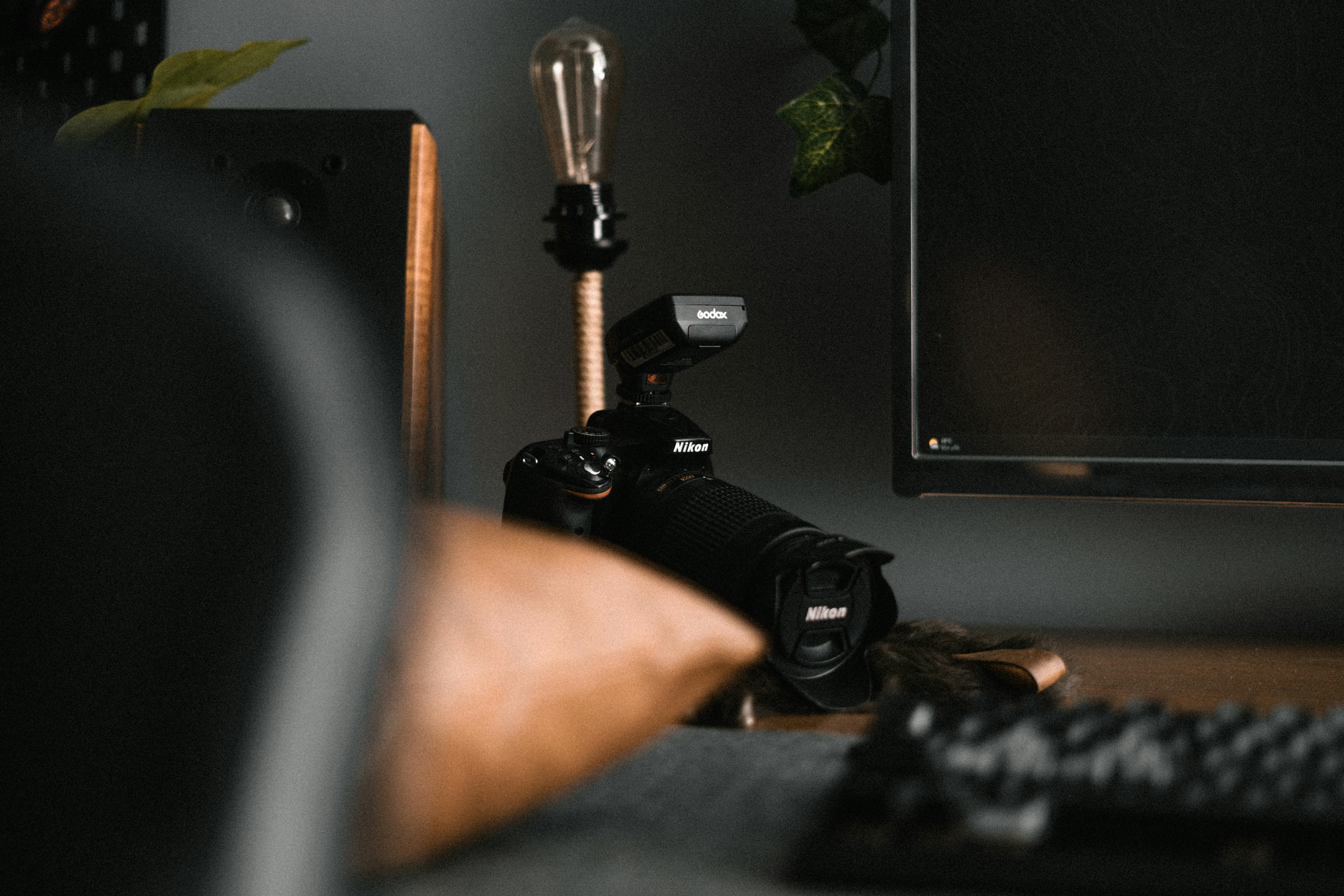 un escritorio con monitor, teclado y cámara