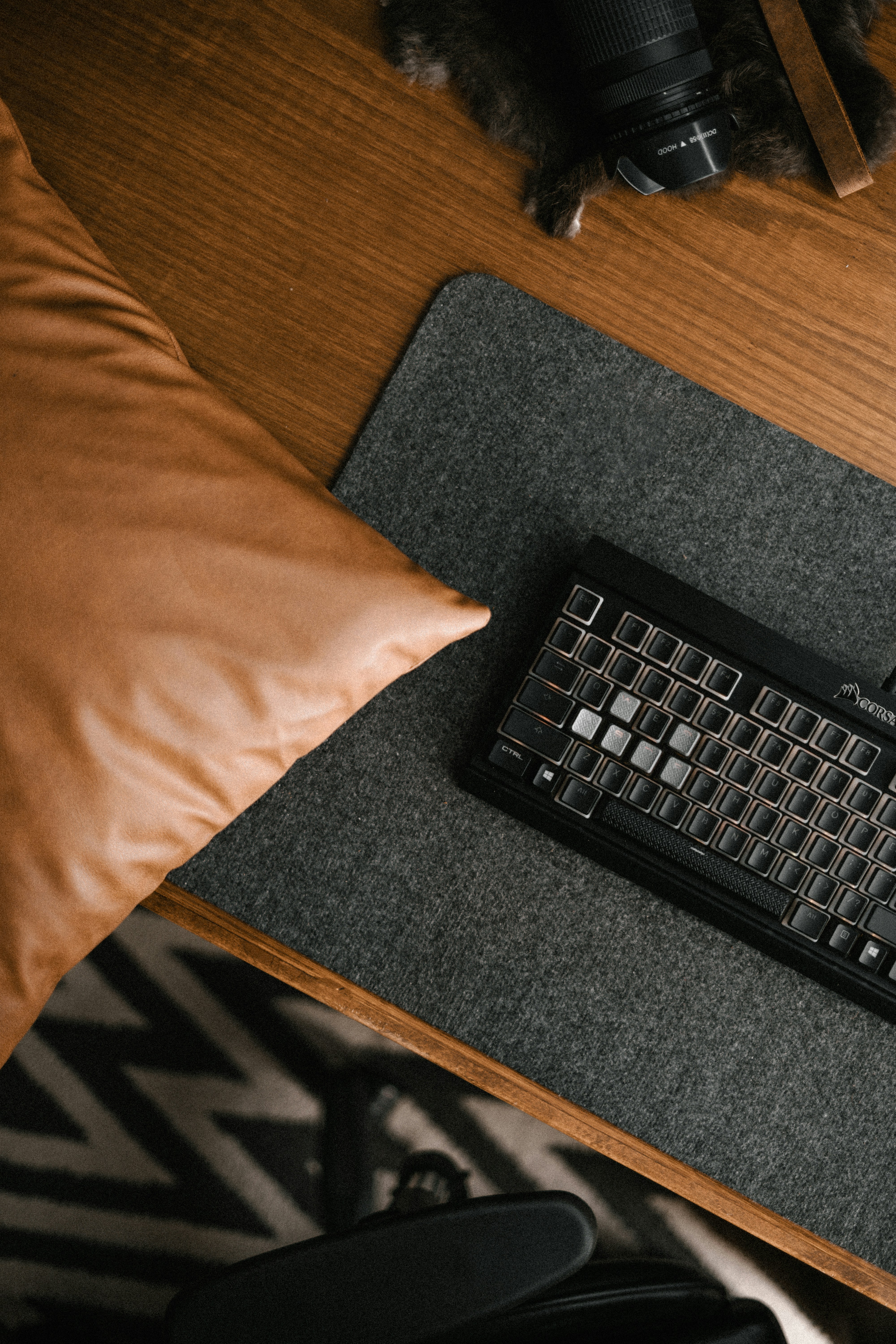 un teclado de computadora sentado encima de una mesa