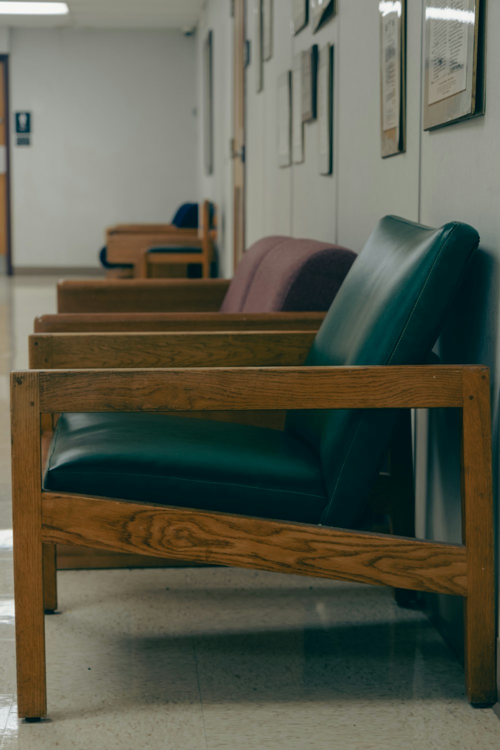 a row of chairs sitting next to each other in a room