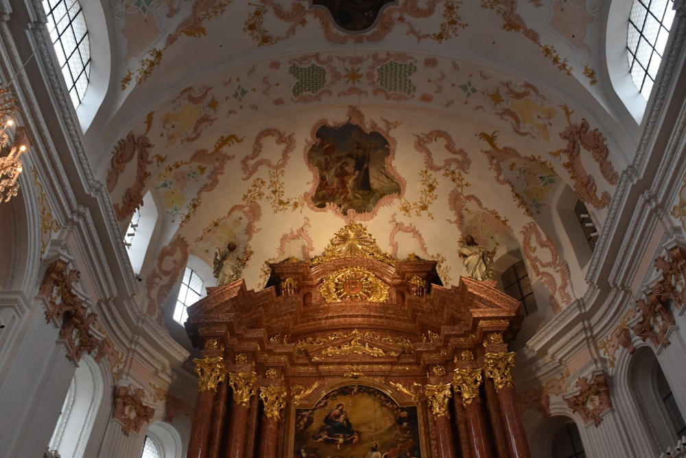 Una chiesa con un altare d'oro e bianco