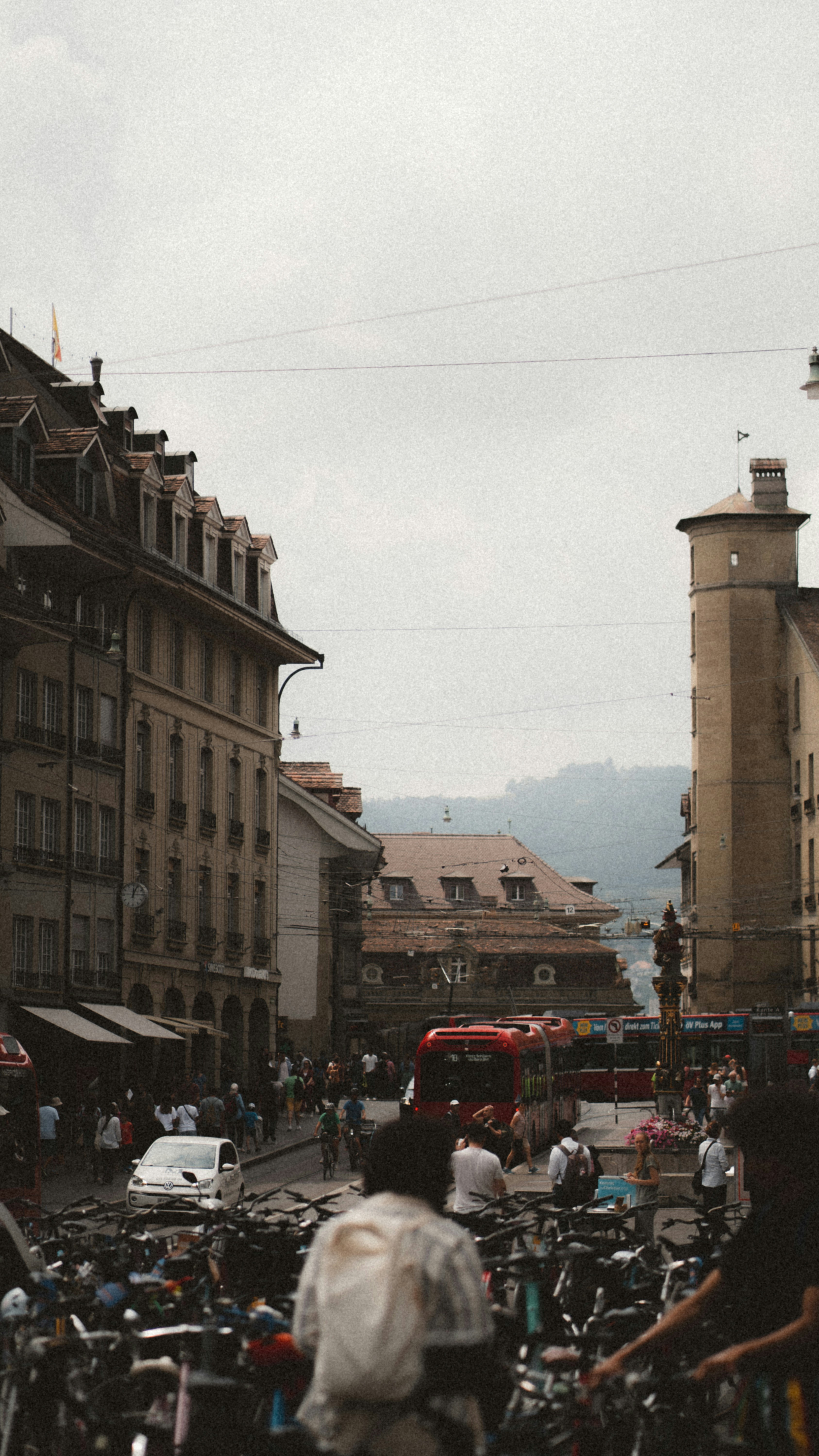 Un grupo de personas montando en bicicleta por una calle