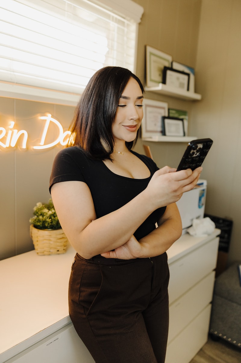 Dueña LATAM con celular