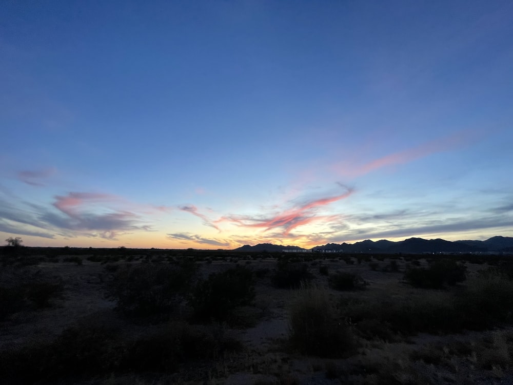 Il sole sta tramontando in lontananza sul deserto