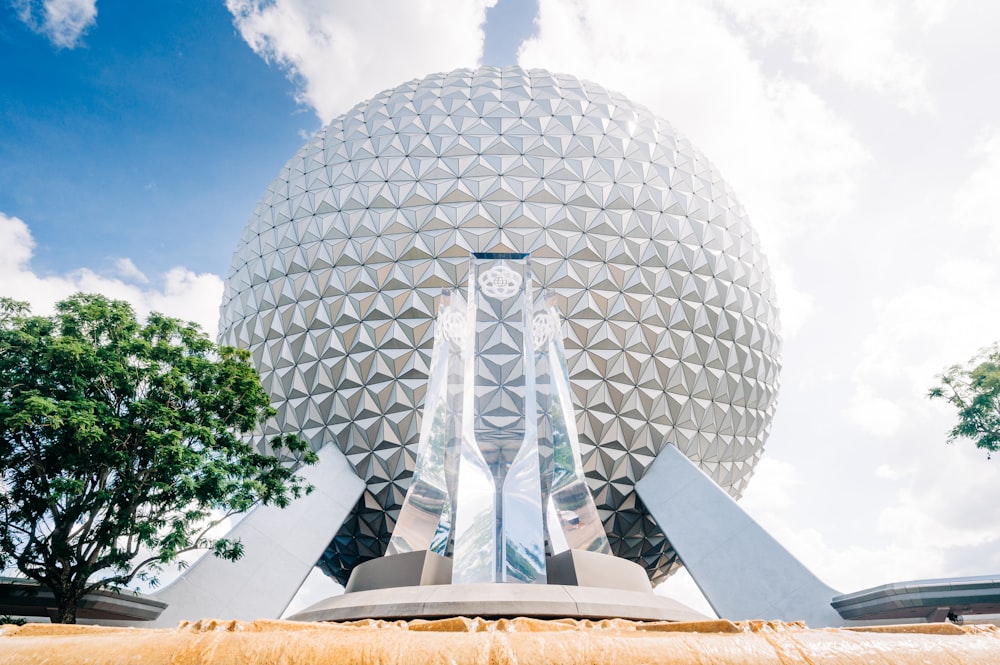 a very large building with a big dome on top of it