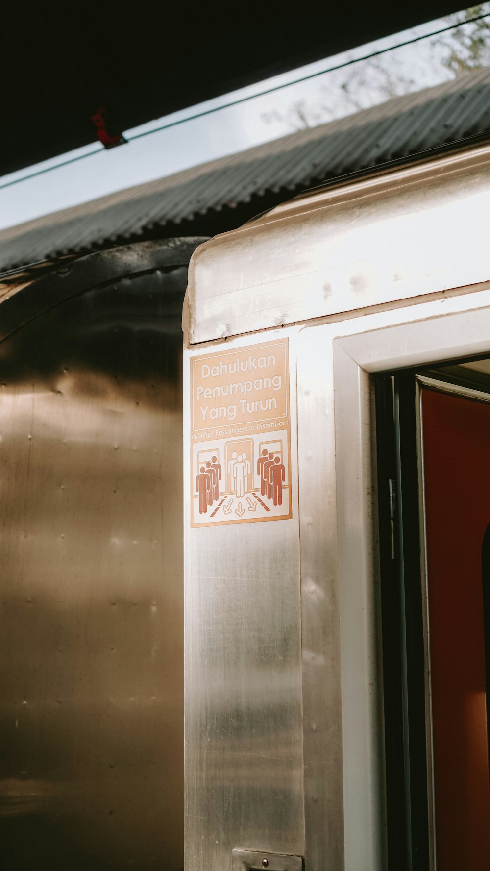 Un letrero en el costado de un tren plateado