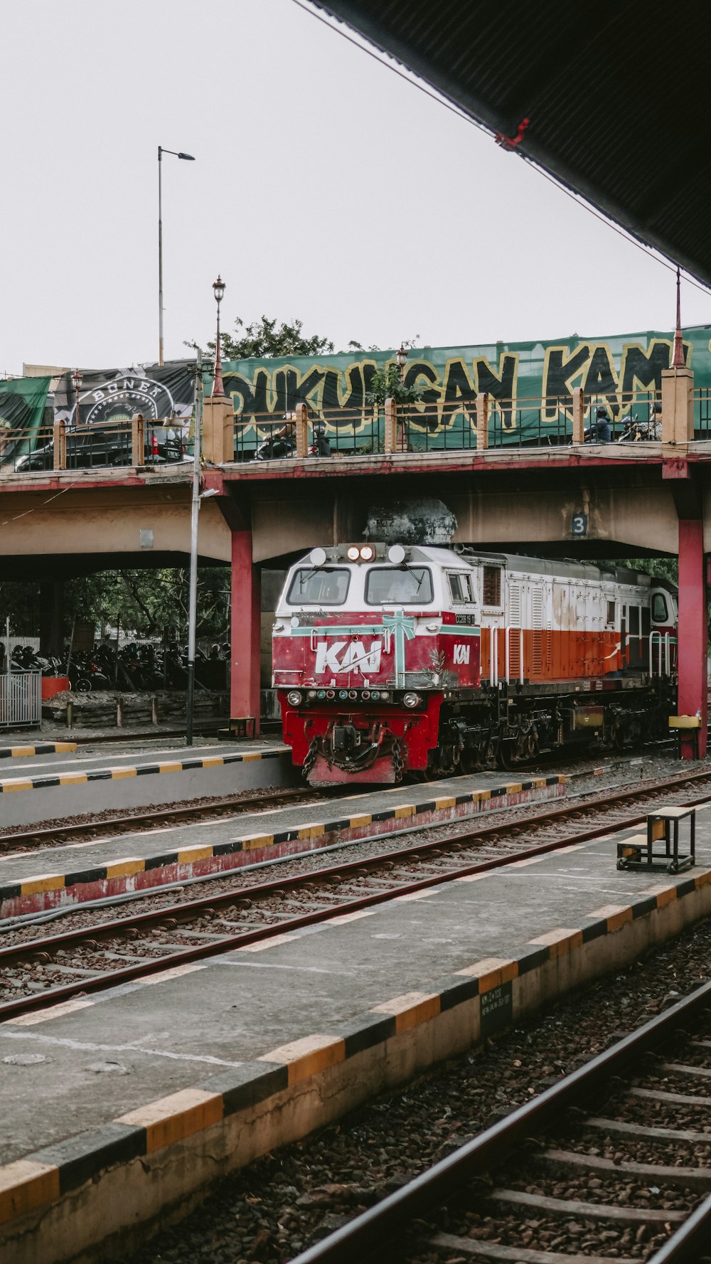 un tren en una vía de tren al lado de una estación de tren