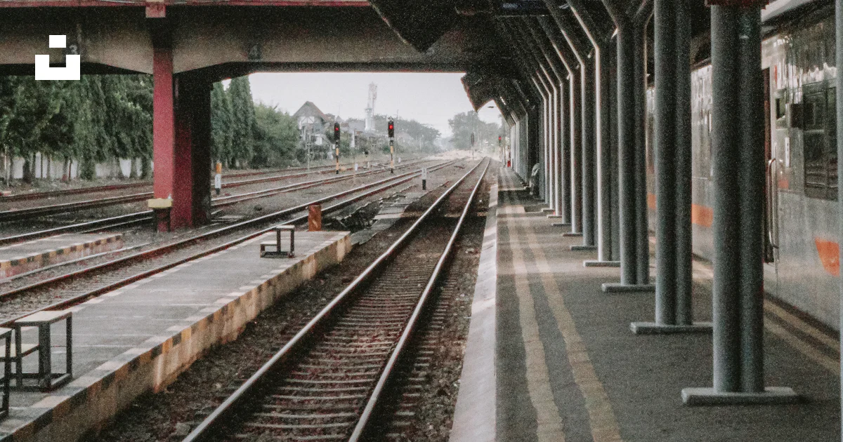 Une gare avec un train sur les rails photo – Image gratuite de Stasiun ...