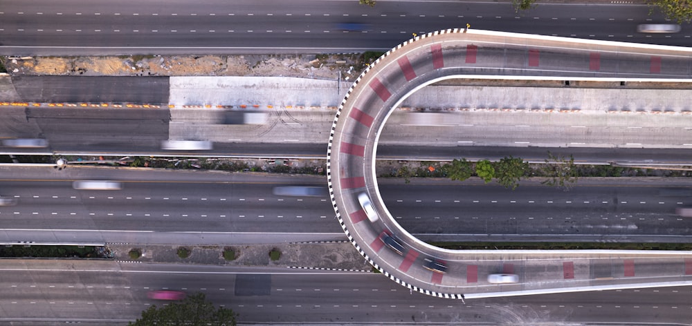 una vista aerea di un'autostrada con una strada curva