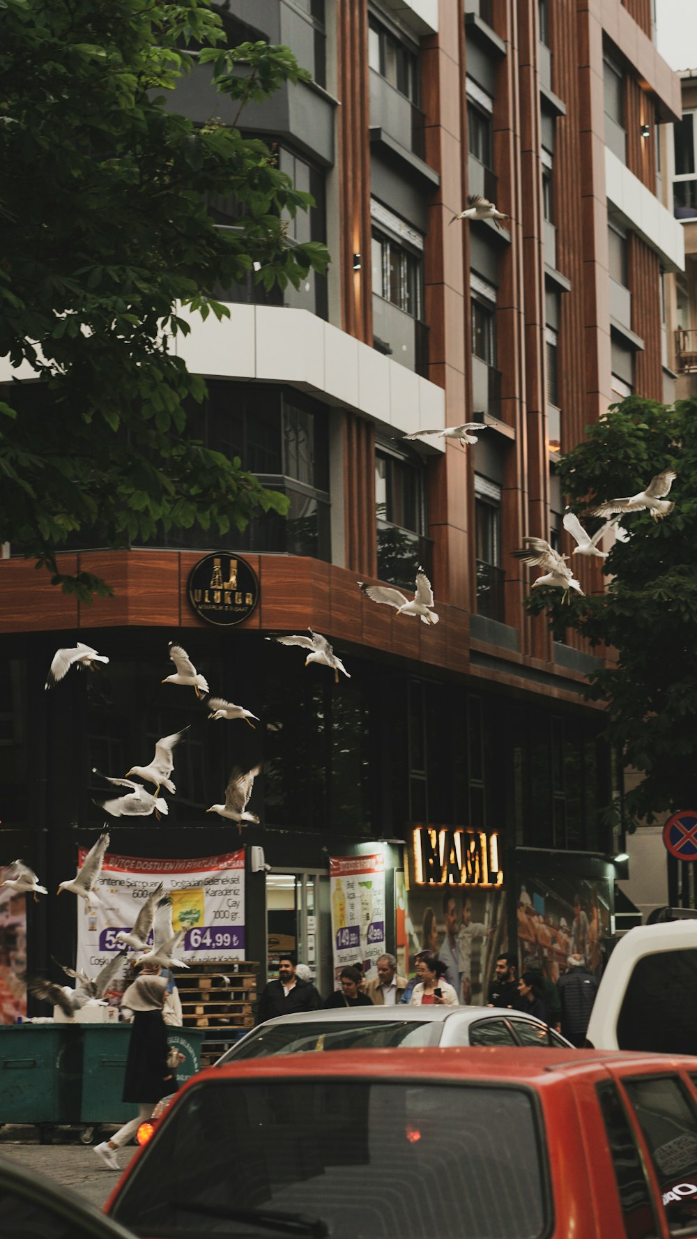 a city street filled with lots of traffic next to tall buildings