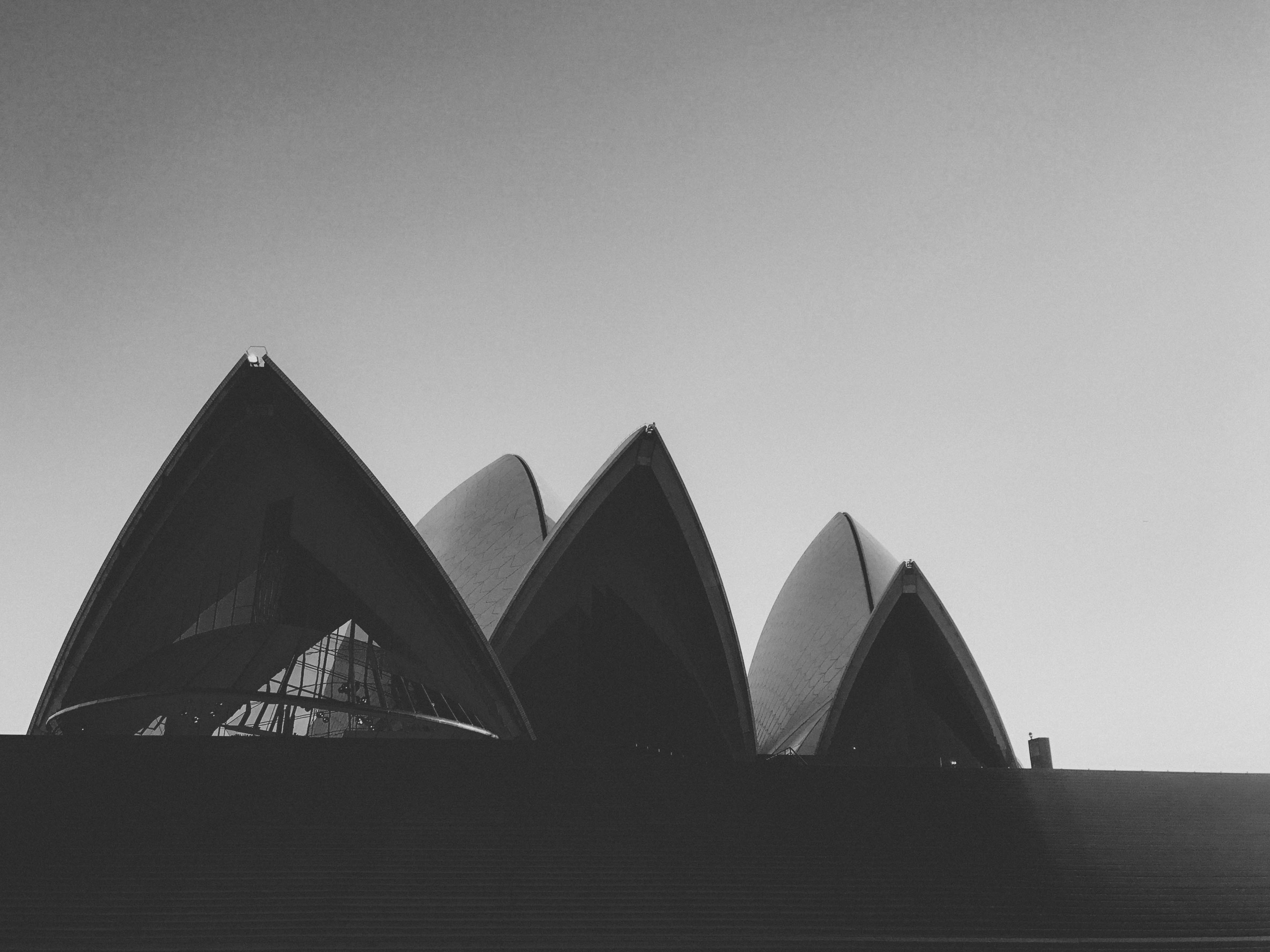 Une photo en noir et blanc de l’Opéra de Sydney