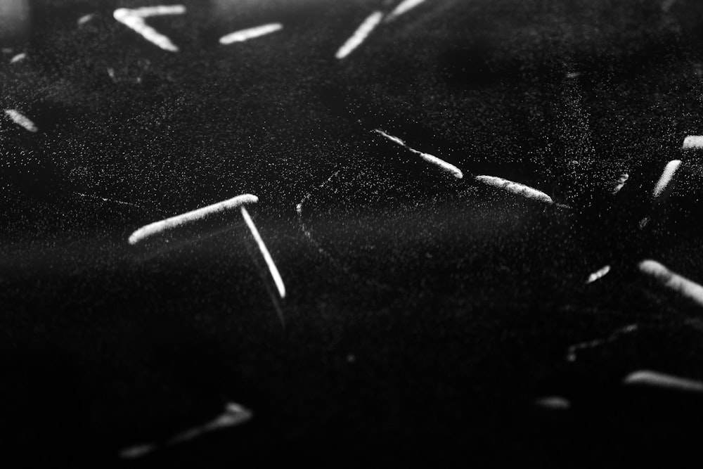 uma foto em preto e branco de um monte de palitos de dente