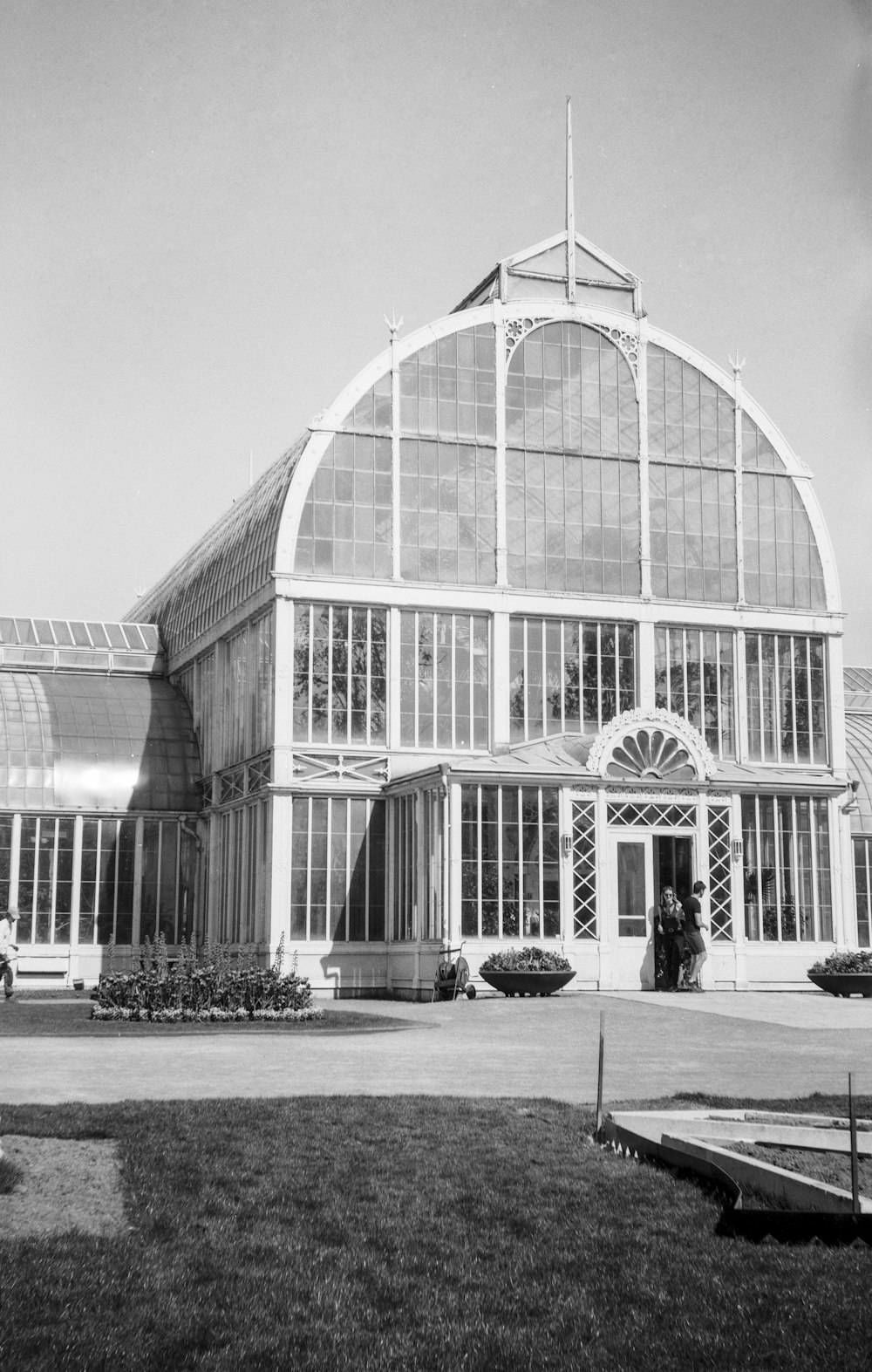 a black and white photo of a large building