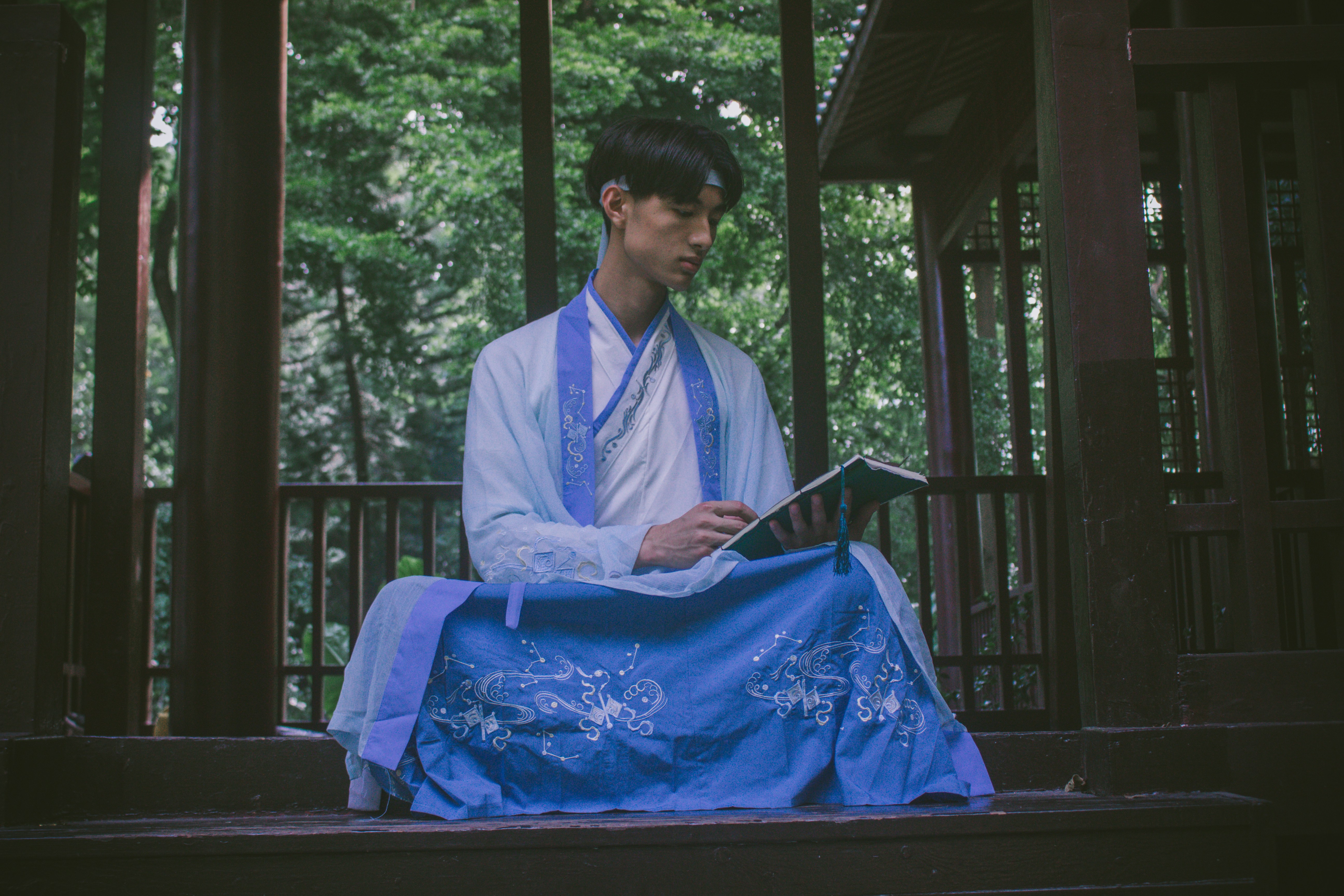 a young man dressed in traditional japanese clothing