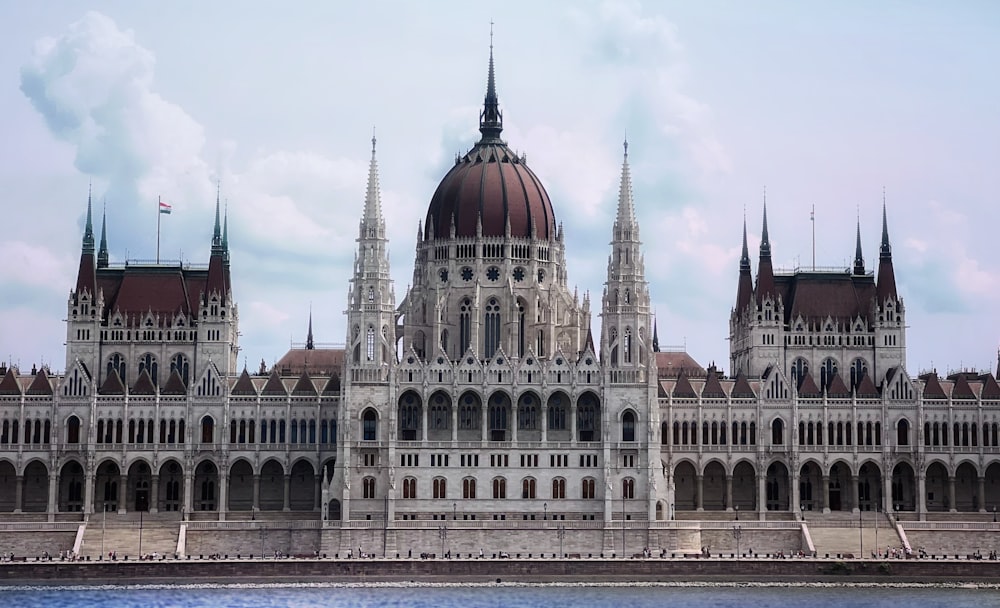 Un grande edificio con molte guglie in cima