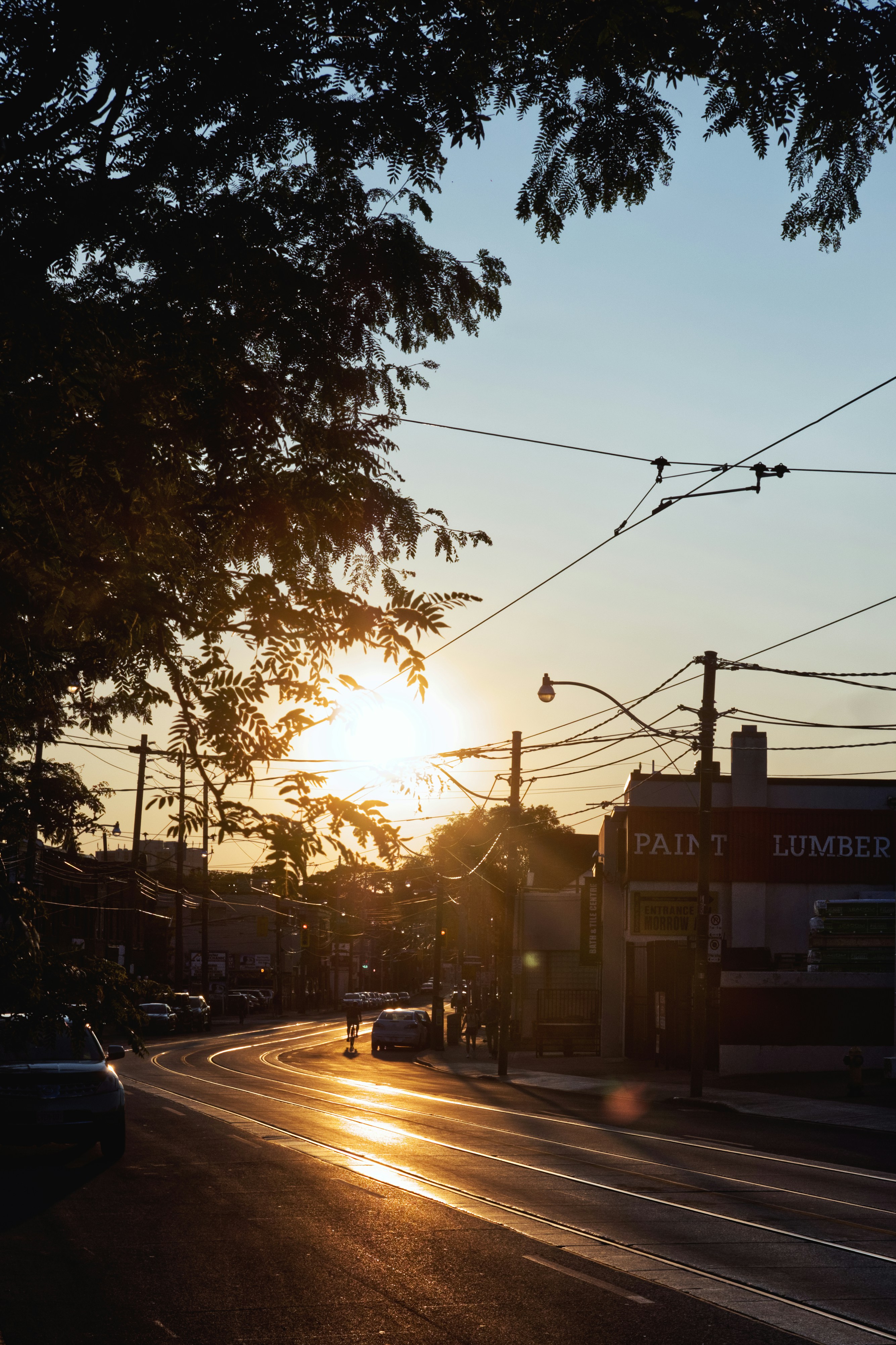El sol se está poniendo sobre una calle de la ciudad