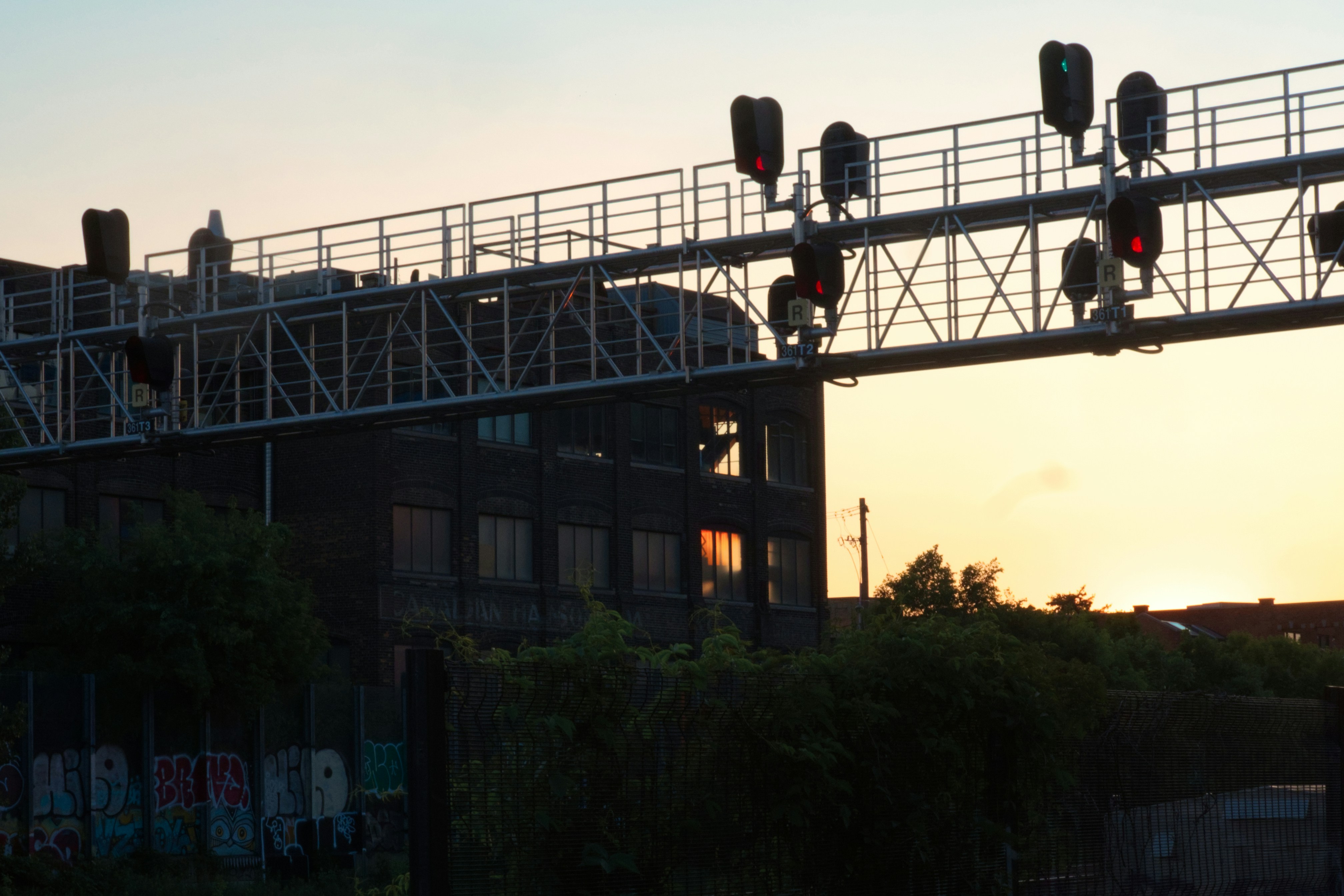 Un par de semáforos sentados en la parte superior de un puente