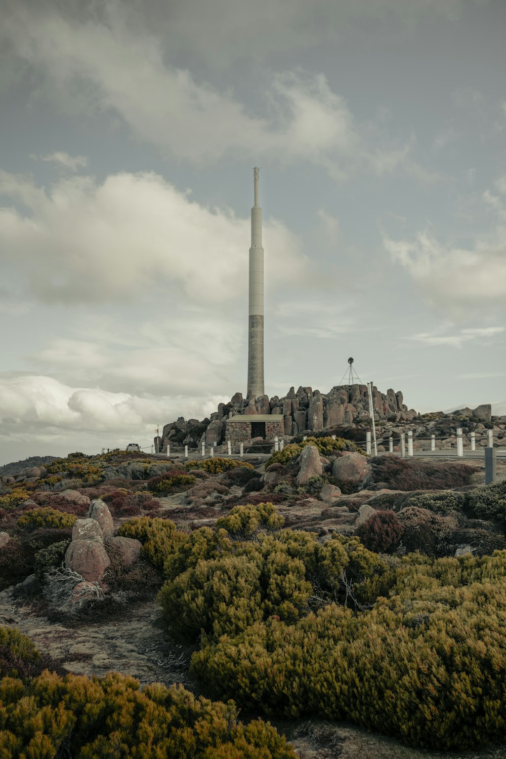 una torre muy alta sentada en la cima de una colina