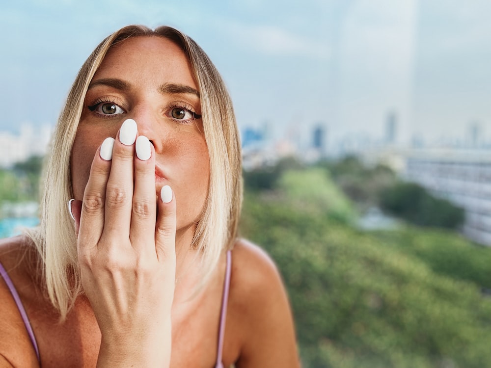 Una donna si copre il viso con le mani