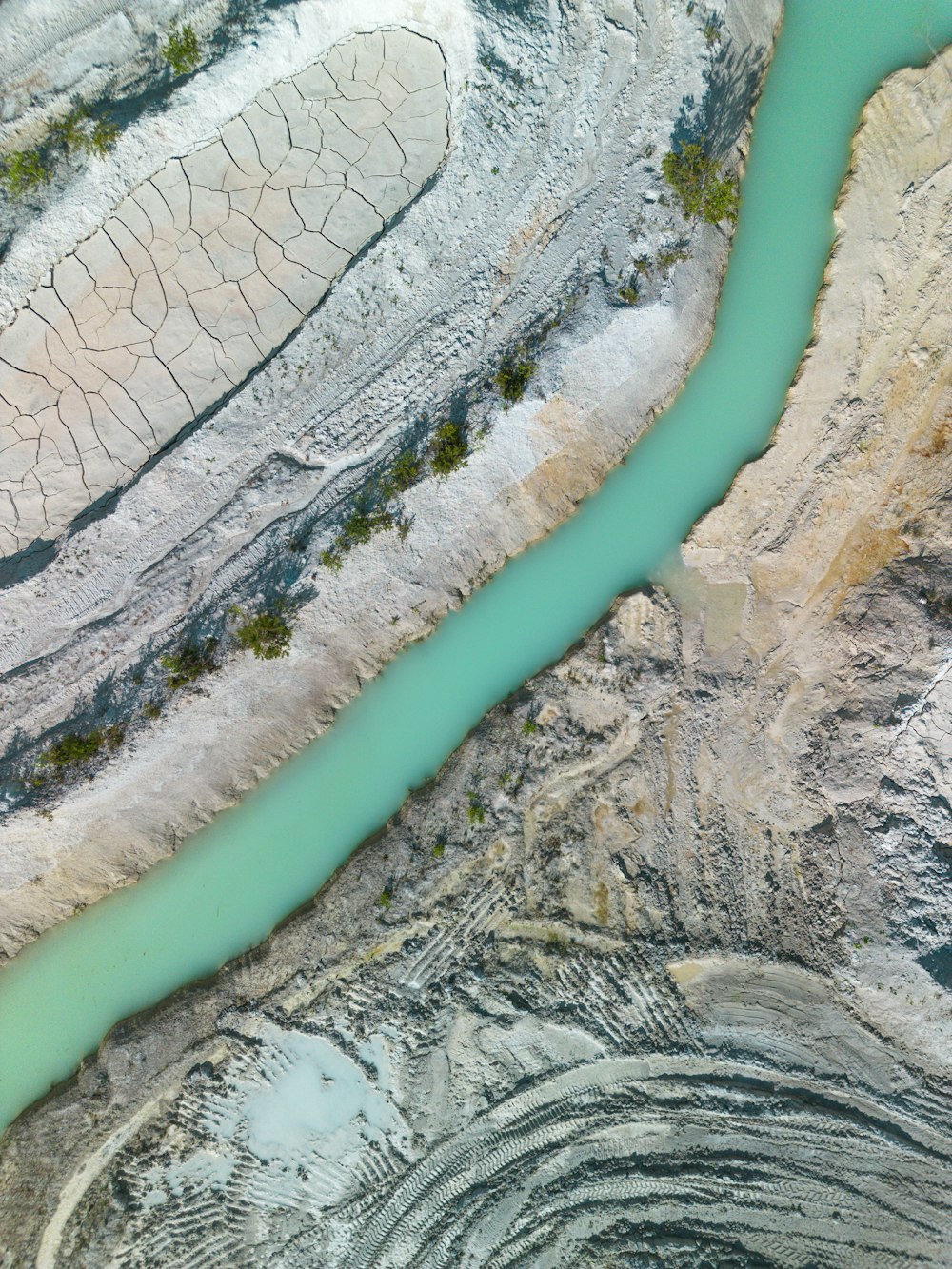 Luftaufnahme eines Flusses, der durch eine Wüste fließt