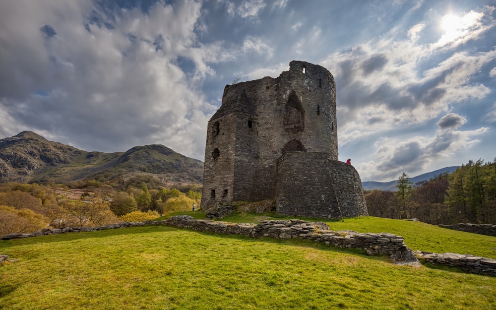 Ein Schloss, das auf einem üppig grünen Hügel thront