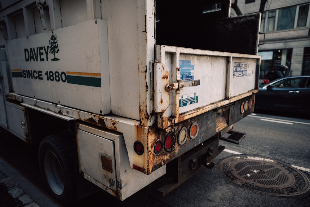 Un camión de basura estacionado al costado de la carretera