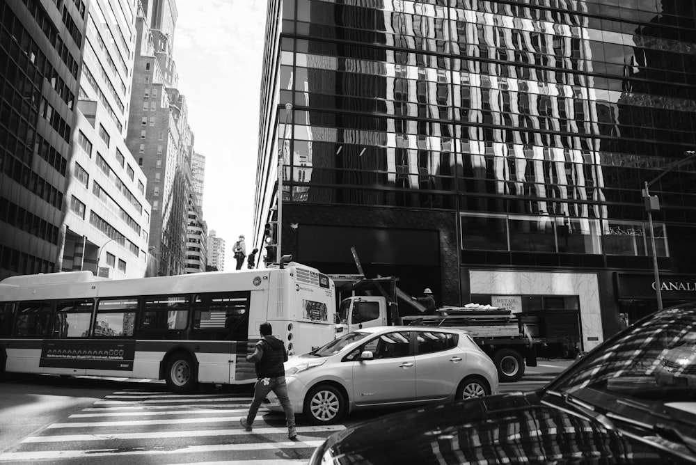 a black and white photo of a city street