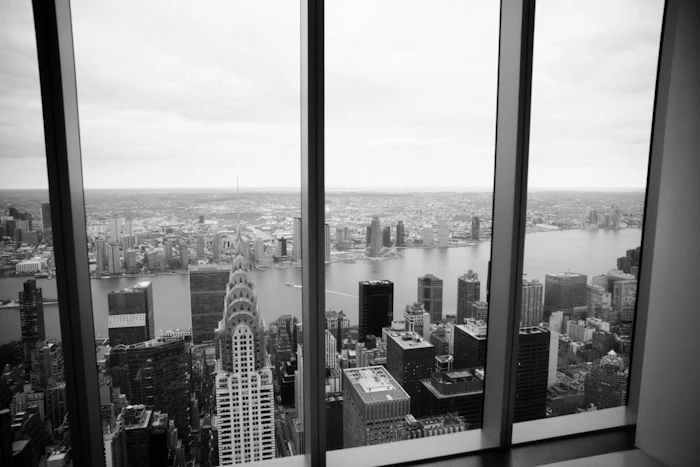 Vue en noir et blanc sur Manhattan depuis un gratte-ciel
