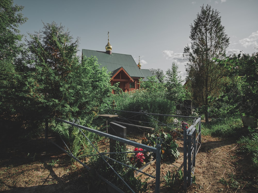 ein Holzhaus, umgeben von Bäumen und Sträuchern