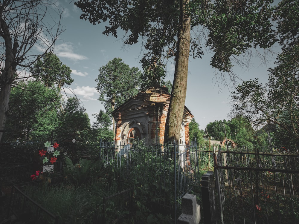 Ein kleines Gebäude mitten im Wald