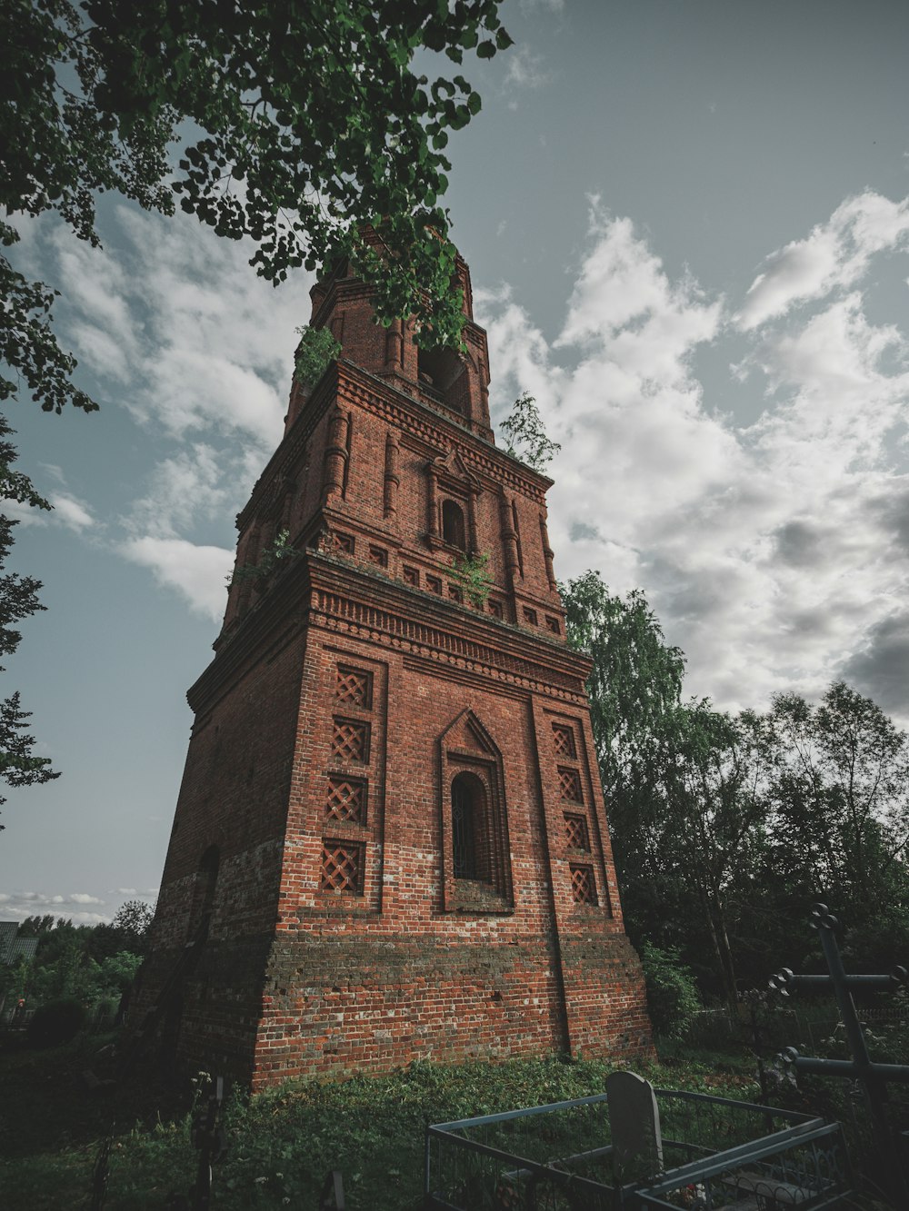 ein hoher Turm mit einer Uhr auf der Spitze