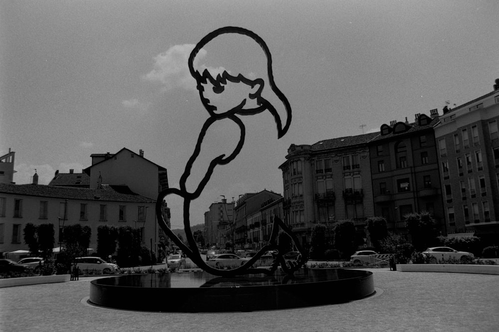 una foto en blanco y negro de una estatua de una persona