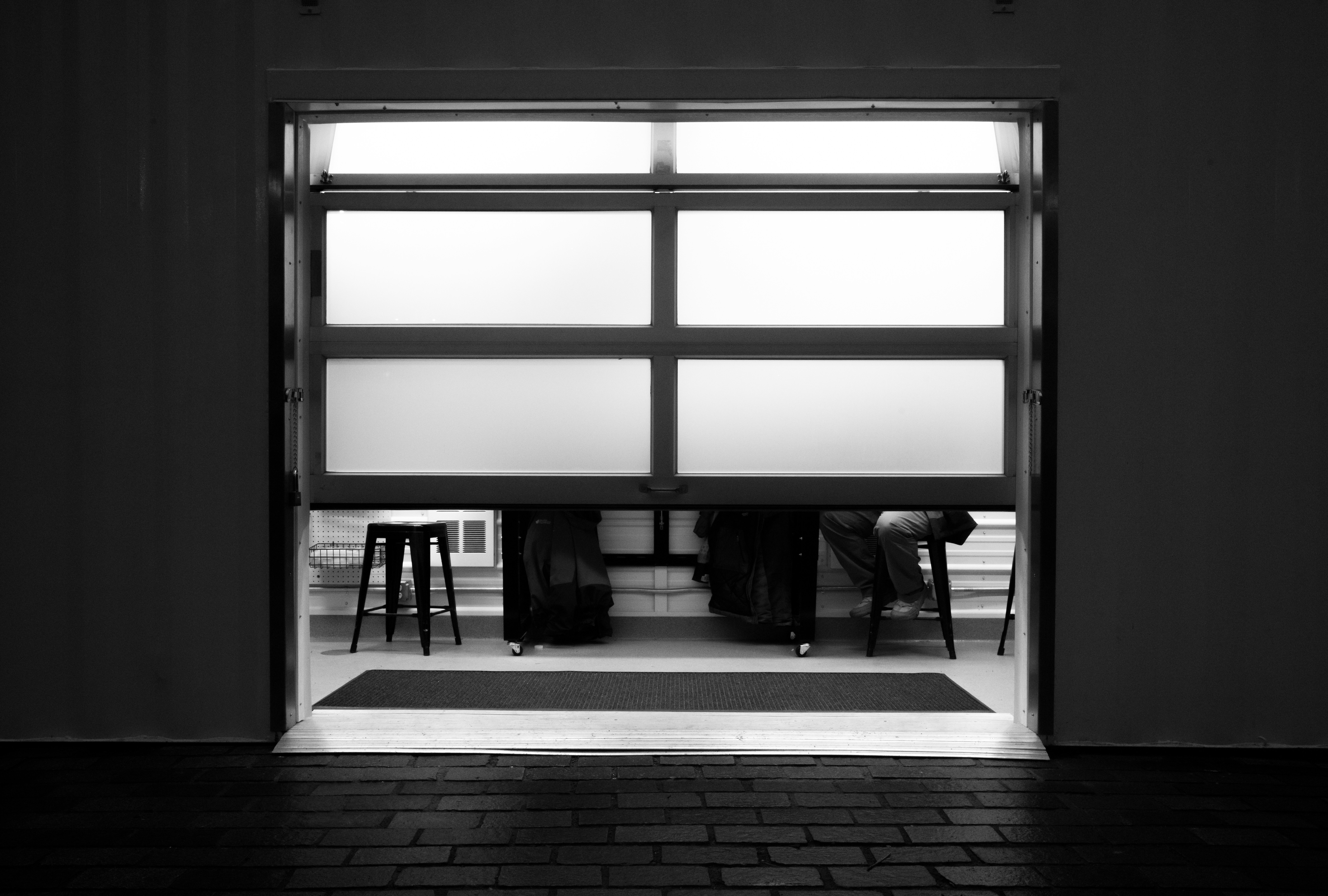 uma foto em preto e branco de uma porta de garagem aberta