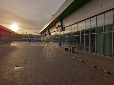 A wide-angle view of the shopping center’s stylish exterior on a sunny day in Edinburgh.
