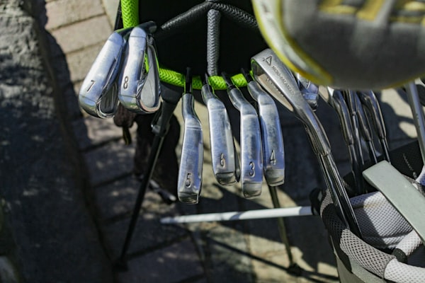 Rangée de fers de golf rangés dans un sac en magasin